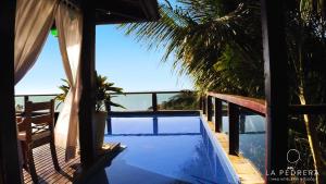 布希奥斯米拉之家小型酒店及水疗中心的从带游泳池的房屋阳台欣赏风景