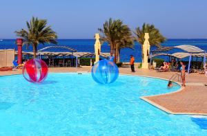 赫尔格达斯芬克斯水上乐园海滩度假酒店的水中带两个球的游泳池