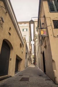 热那亚热那亚玛内纳旅馆的一座空洞的小巷,里面设有建筑物和建筑物上的标志