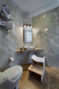 卢那欢纳El Encanto的一间带卫生间、水槽和镜子的浴室