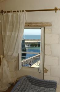 圣马丹德雷乐科帕斯德格德酒店的一间卧室设有海景窗户