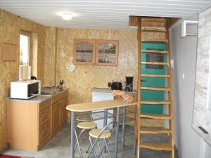 巴特Kleine Ferienwohnung的一个带桌子和梯子的小厨房