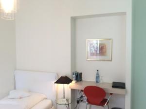海德堡海德堡阿斯托利亚酒店的一间卧室配有书桌和红色椅子