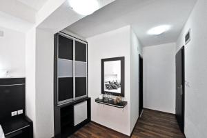 奥赫里德贝隆别墅的白色的客房设有镜子和走廊