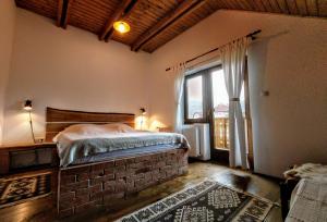 索瓦塔Casa cu Aburi Sovata的一间卧室设有一张床和一个大窗户