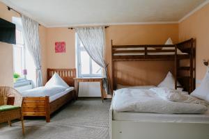 劳森豪森兰登机场酒店的一间卧室设有两张双层床和一扇窗户。