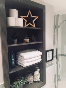 布罗德韦No.10 Broadway的浴室架上备有毛巾,上面有星星