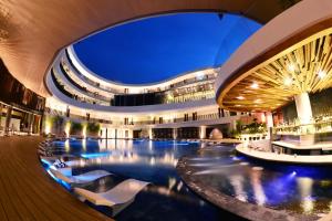 长滩岛HII长滩岛度假酒店的一座大型建筑,晚上设有游泳池