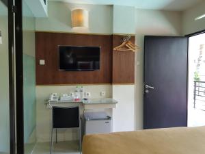 沙努尔沙努尔阿贡酒店的客房设有带桌子和电视的厨房。