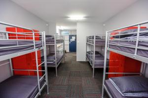 凯恩斯Mad Monkey Waterfront的宿舍间设有几张双层床。