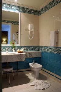 马赫迪耶El Mouradi Mahdia的一间带水槽、卫生间和镜子的浴室