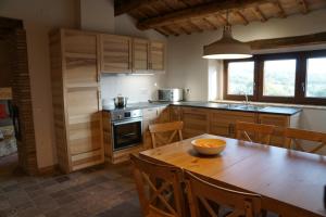 PerafitaMas Roca Del Mill的厨房配有木桌和碗