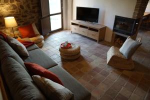 PerafitaMas Roca Del Mill的带沙发和电视的客厅