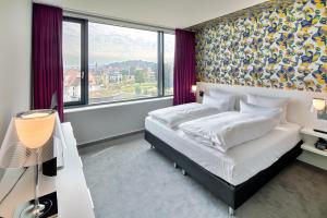 施瓦格明德雷姆斯帕克酒店的一间卧室设有一张床和一个大窗户