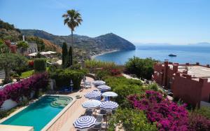 伊斯基亚罗蕾莱酒店的一个带游泳池和遮阳伞的度假胜地和大海