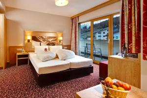 索尔登索尔登伊丽莎白苏佩里欧酒店的酒店客房设有一张床和一个阳台。