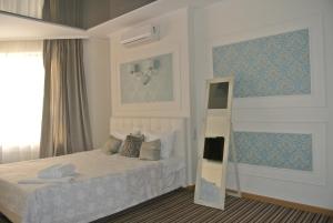 基辅Mini Hotel on Poznyaky的一间卧室配有一张床和镜子