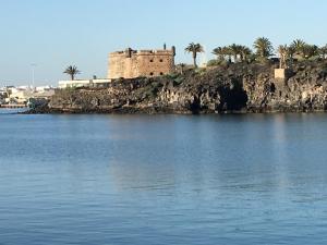 纳萨雷特Apartamento Las Palmeras Nazaret的海岛上的城堡