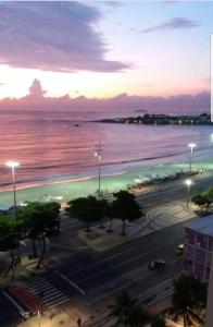 里约热内卢Estúdio Djalma Ulrich 91 2的享有日落海景,设有停车场