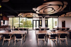冬山乡日光生活的餐厅设有木桌和椅子以及大窗户。