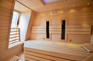 青斯特Villa Strandblick 10的小木屋内的桑拿浴室,设有窗户