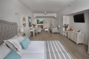 阿德里安诺斯坎波斯Rethymno Palace的一间卧室设有一张床和一间客厅。