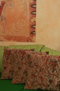 考纳斯帕匝里斯公园酒店的枕头旁边的墙上的马画