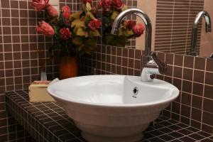 考纳斯帕匝里斯公园酒店的浴室里装有花瓶的白色水槽