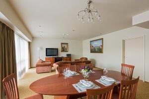 考纳斯考纳斯贝斯特巴提酒店的客厅配有木桌和椅子