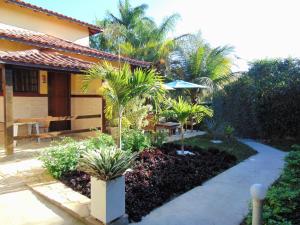 布希奥斯Apartamentos Portal da Ferradura的一座棕榈树花园