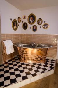 温伯恩大教堂阿尔比恩1777宾馆的带浴缸的浴室,铺有 ⁇ 格地板