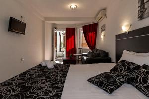 奥赫里德贝隆别墅的酒店客房带一张大床和一把椅子