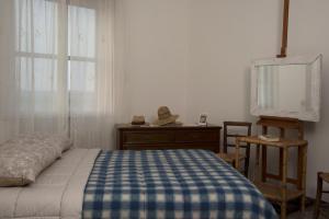 伊莫拉L'incrocio - Bed&Breakfast的一间卧室配有一张床、一个梳妆台和一扇窗户。