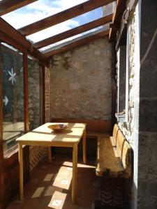利亚内斯Casa Rural El Ñeru的窗户客房内的木桌