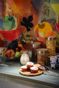 第比利斯十二号精品酒店的一张桌子,上面放着一盘食物和一碗水果