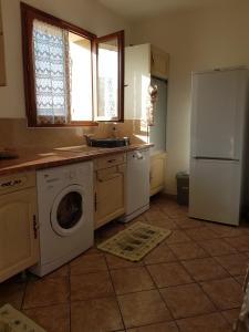 滨海拉塞讷Villa seynoise的厨房配有洗衣机和冰箱。