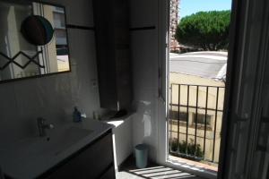 圣普里安海滩Appartement的一间带水槽的浴室和一个阳台