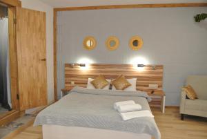 基辅Mini Hotel on Demiivska的卧室配有一张床铺,墙上挂有两面镜子