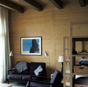 拜圣保罗Refuge du Cap的客厅配有沙发和墙上的照片