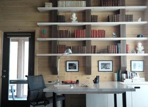 拜圣保罗Refuge du Cap的办公室,配有桌子、椅子和书架