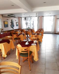 格塞尔镇Belmar的餐厅设有桌椅和黄色桌布