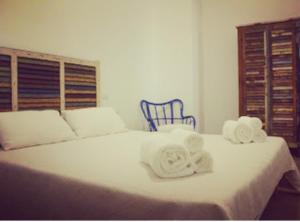 滨海波利尼亚诺Zì Marì - Via Sirene的一间卧室配有带毛巾的床