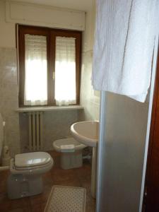 加比费耶迪罗卡西亚酒店的一间带卫生间和水槽的小浴室
