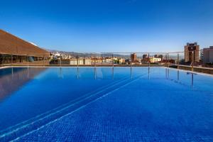 格拉纳达Allegro Granada的享有城市景致的大型游泳池