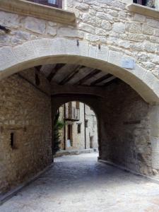瓦德诺比斯La caseta de Pedris的建筑中带有拱门的石墙