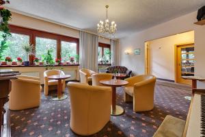 斯图加特火湖酒店的一间带桌椅和钢琴的餐厅