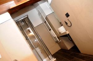 布勒伊-切尔维尼亚霍斯奎特酒店的带冰箱的小厨房和楼梯