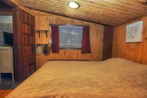 新弗里堡Sitio Recanto Lumiar的一间卧室,卧室内配有一张大床