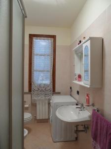 蒙泰卢波菲奥伦蒂诺Podere San Pierino的一间带水槽和卫生间的浴室以及窗户。