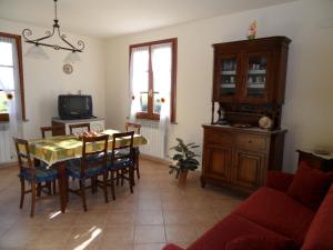 蒙泰卢波菲奥伦蒂诺Podere San Pierino的客厅配有桌椅和电视。